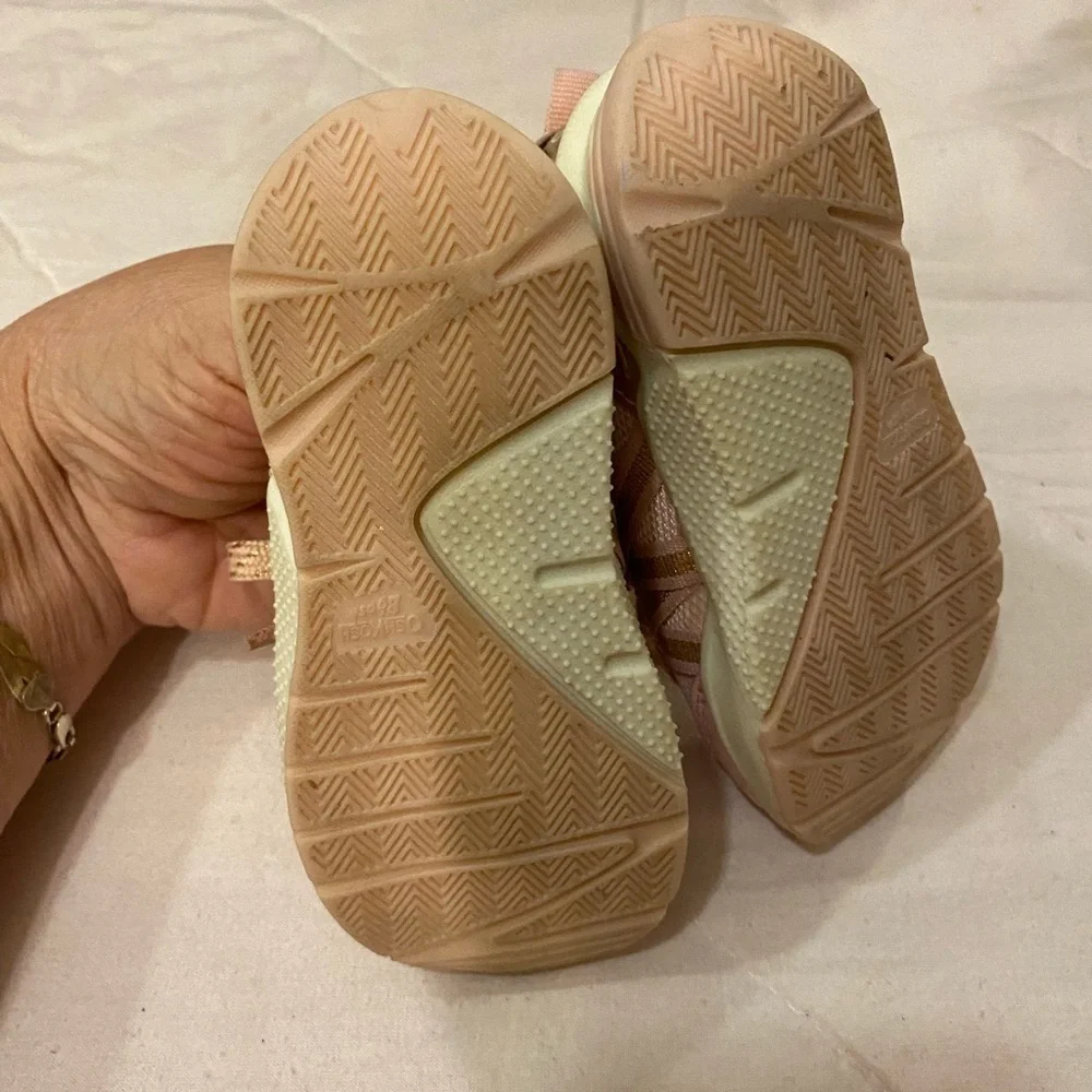 Oshkosh B’gosh Sneakers size 7 (FL)